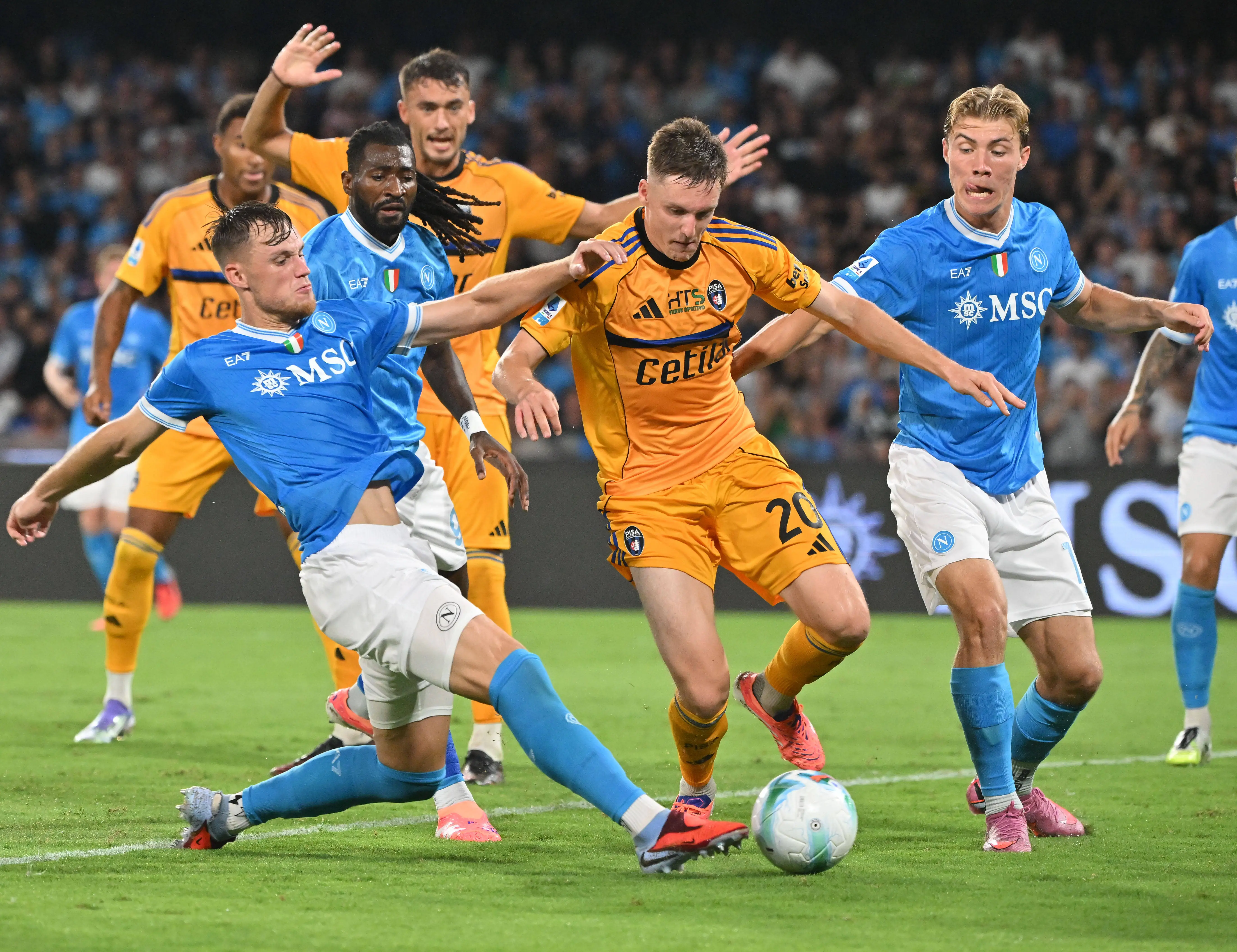 欧冠烽火中的那不勒斯:从辉煌到挣扎的跌宕之旅